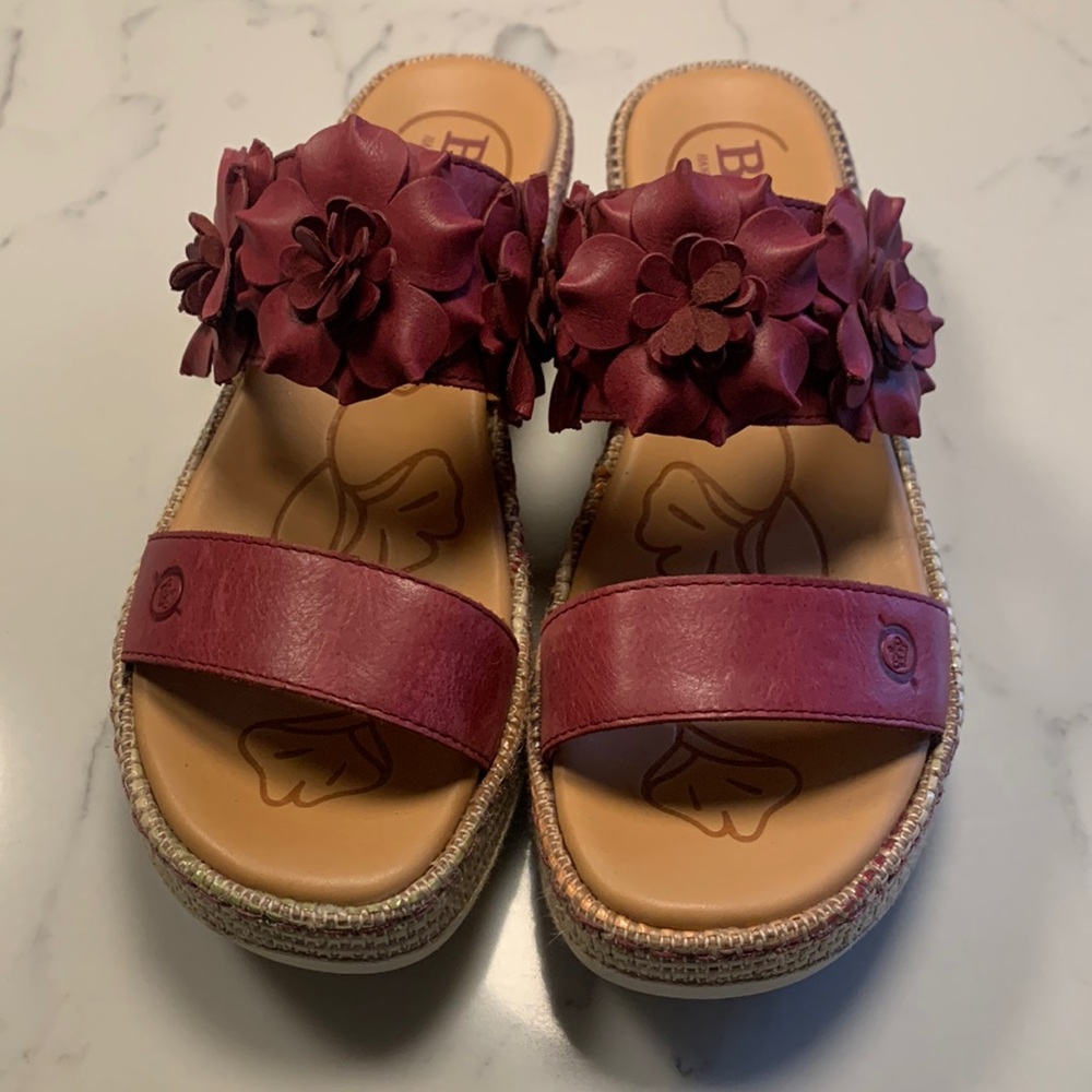 BORN womens size 8m two strapped sandals. See pics for details